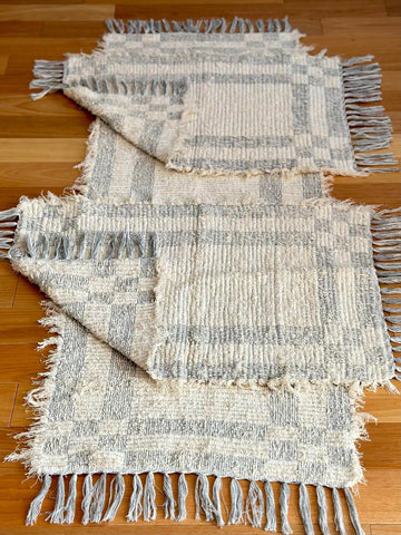 Jogo de Tapetes Artesanal 100% algodão Dupla Face Dama Cinza - Feito à Mão | Casa Naduni | Kit 3 peças