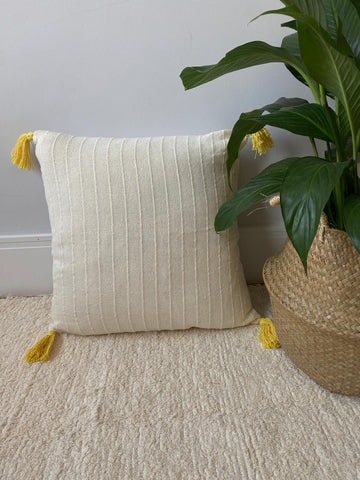 Capa de Almofada 45x45 Artesanal Pisa com Pompom Amarelo