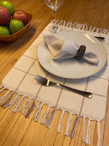 Kit Jogo Americano 6 peças + Caminho de Mesa Vanilla Rose 100% Algodão - Feito à Mão | Casa Naduni