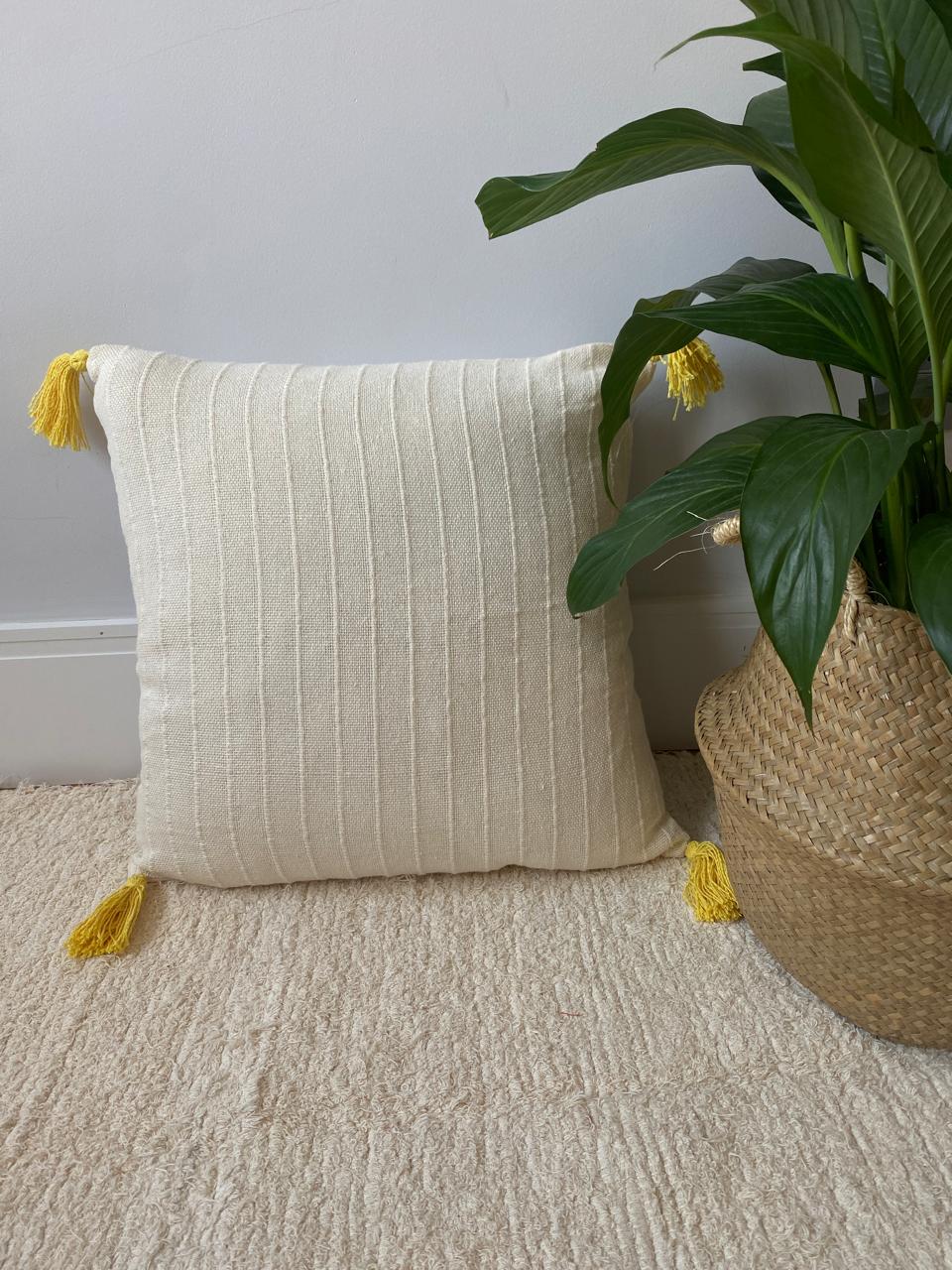 Capa de Almofada 45x45 Artesanal Pisa com Pompom Amarelo